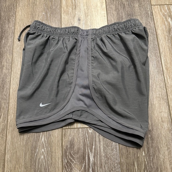 🛍️ Dri-fit Nike Gray shorts with underwear Size L excellent condition - Picture 3 of 7